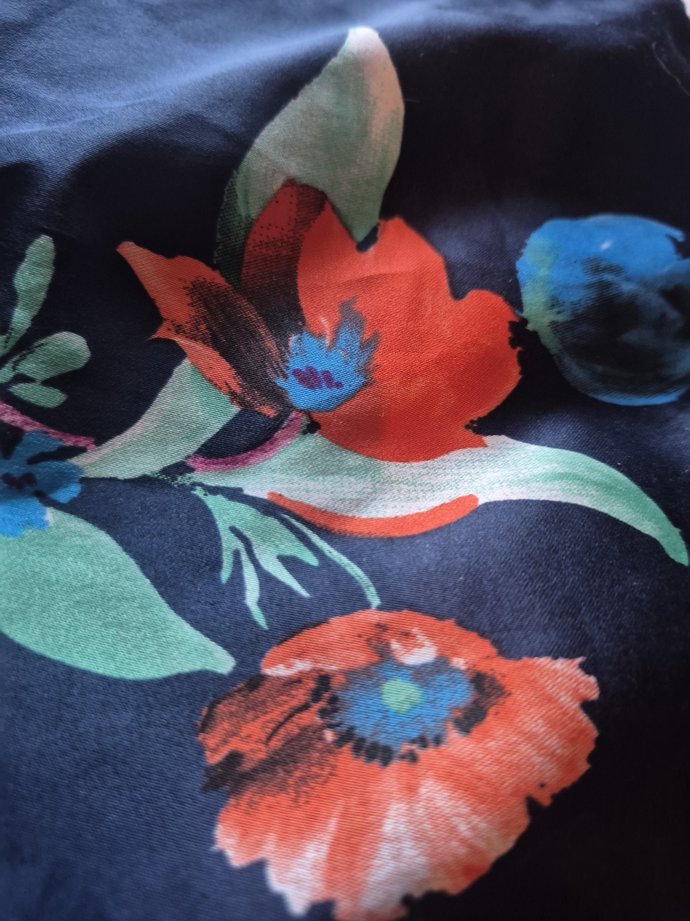MISIRLI Floral Navy 100% Silk SCARF Women's HANDROLLED 34x34 - Picture 16 of 16